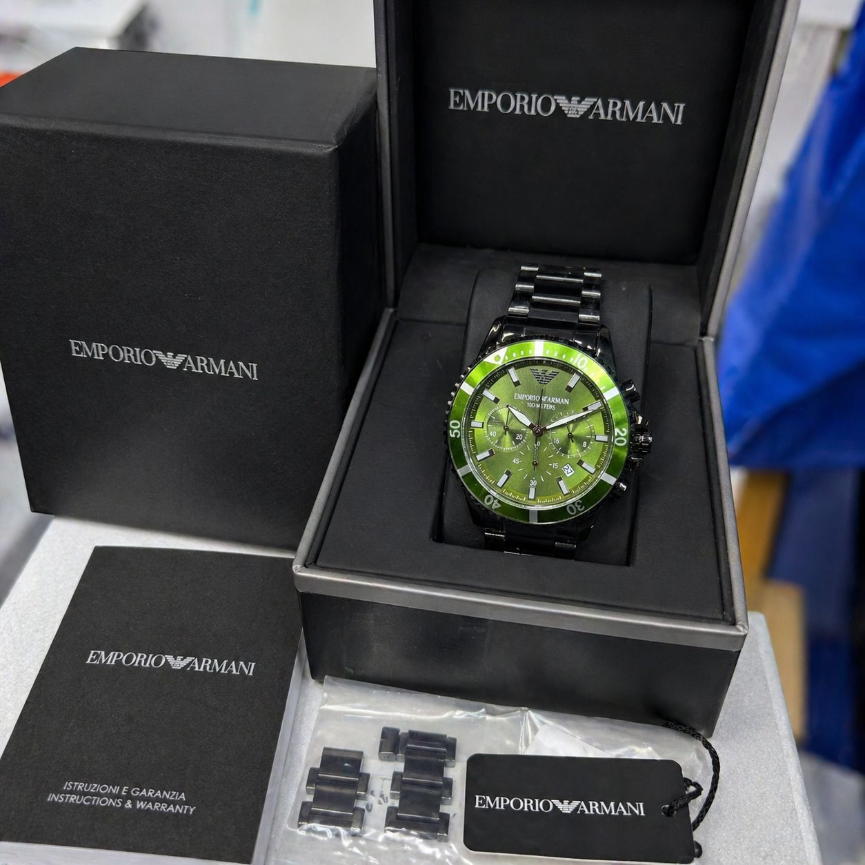 Em_orio Ar_ani Ceramica Look watch is a classic yet stylish design in all over full Stainless Steel Chain