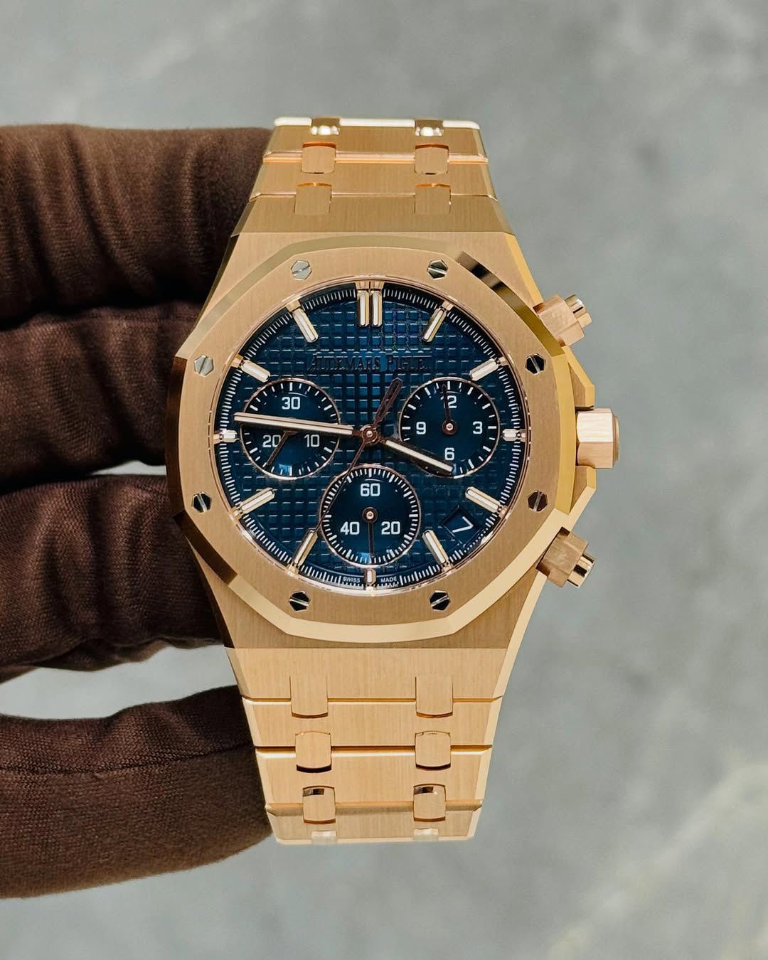 AUDE_ARS PIG_ET ROYAL OAK CHRONOGRAPH A ROSE GOLD CASH AND BRACELET PAIRED WITH A BLUE DIAL