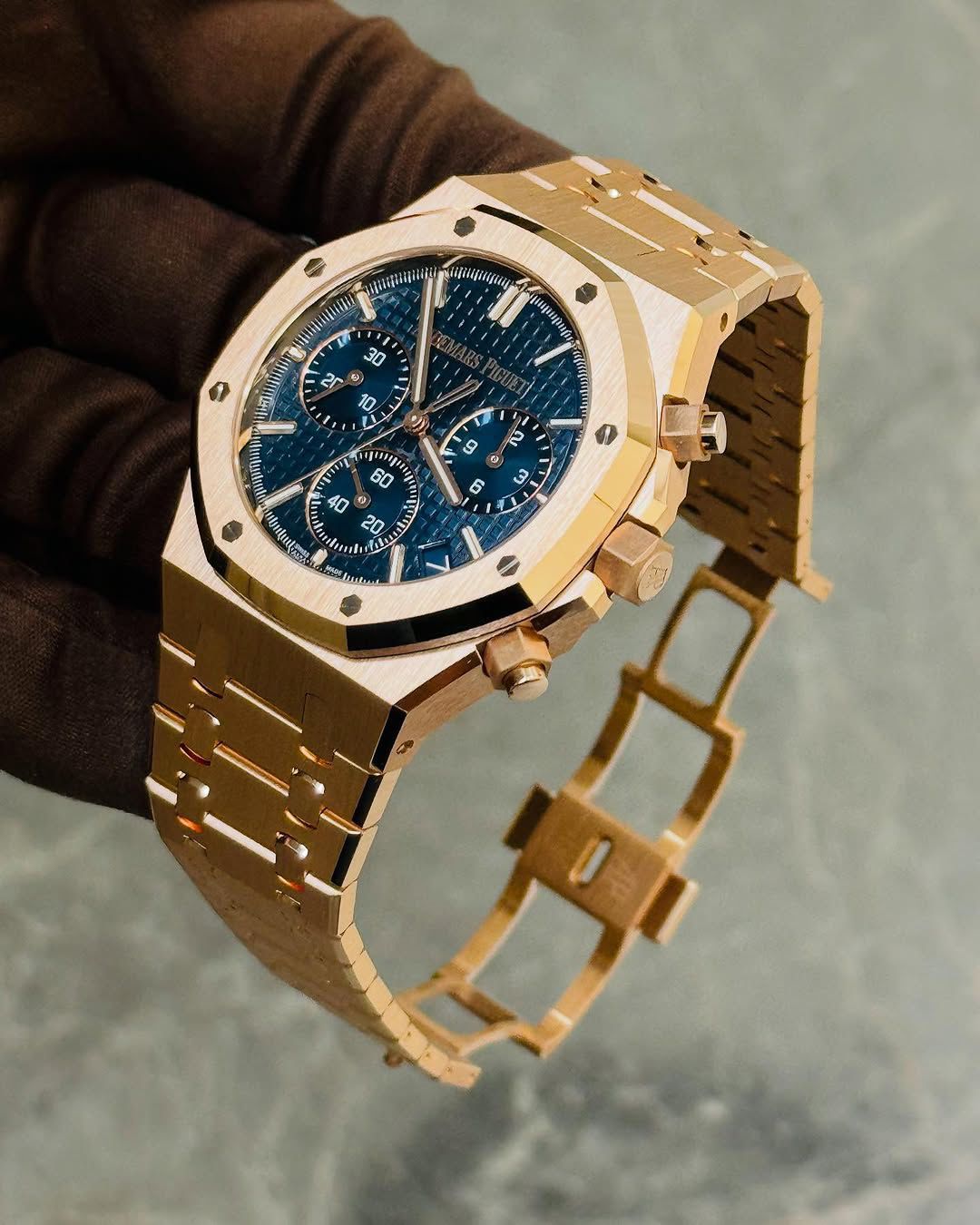 AUDE_ARS PIG_ET ROYAL OAK CHRONOGRAPH A ROSE GOLD CASH AND BRACELET PAIRED WITH A BLUE DIAL