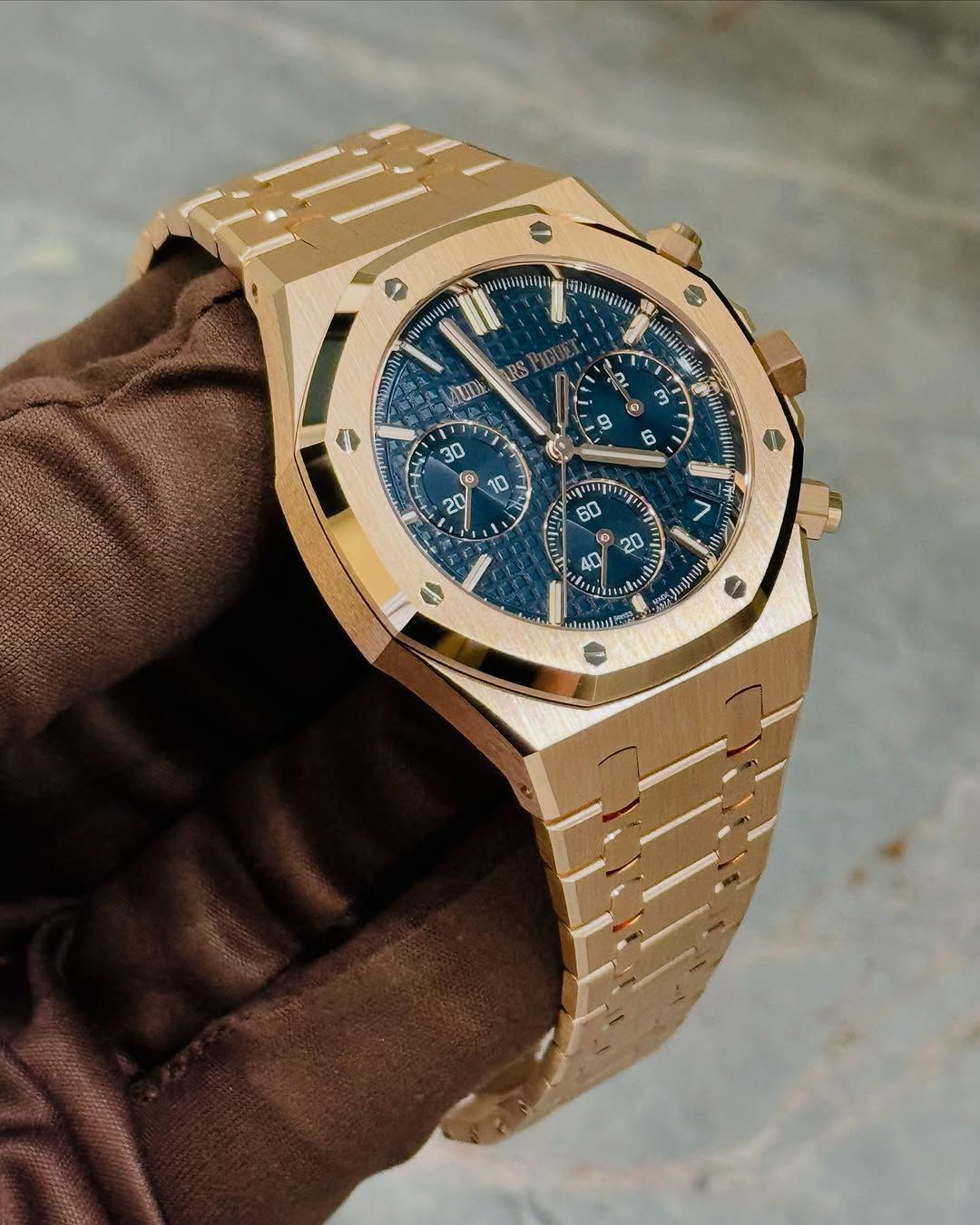 AUDE_ARS PIG_ET ROYAL OAK CHRONOGRAPH A ROSE GOLD CASH AND BRACELET PAIRED WITH A BLUE DIAL