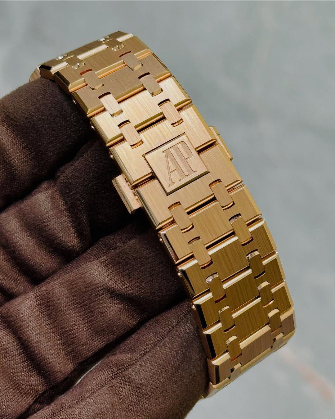 AUDE_ARS PIG_ET ROYAL OAK CHRONOGRAPH A ROSE GOLD CASH AND BRACELET PAIRED WITH A BLUE DIAL