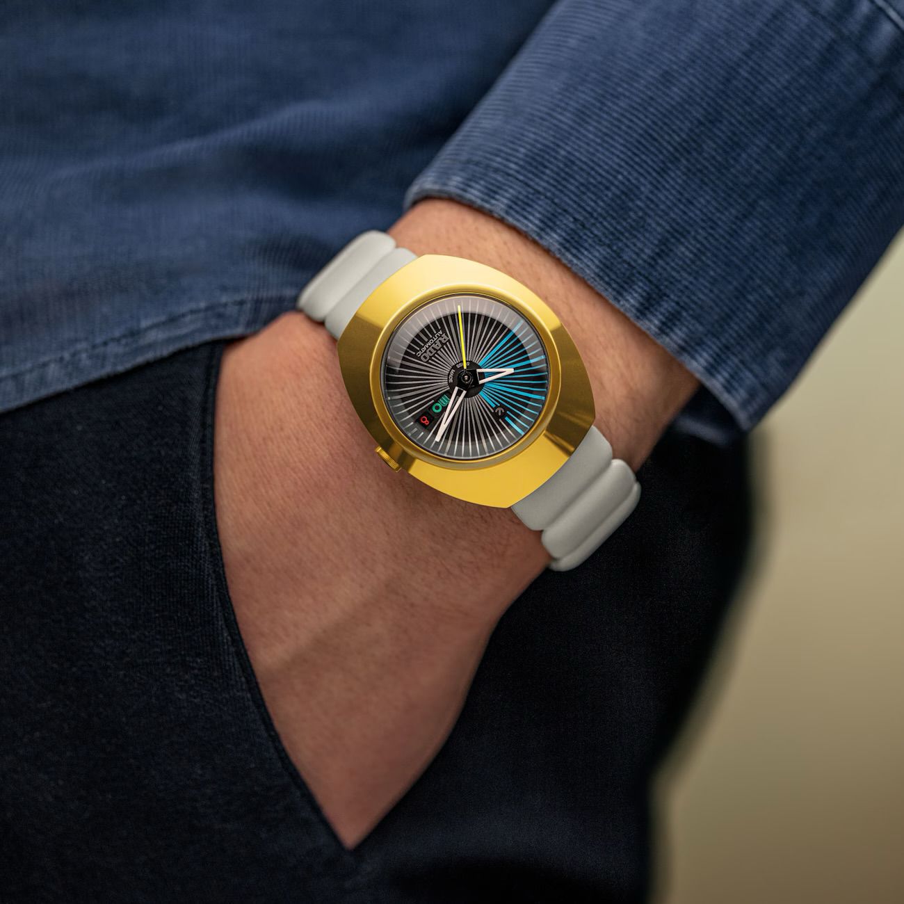RA_O DIASTAR SPECIAL EDITION A YELLOW GOLD COLORED CERAMOS BEZEL A DISTINCTIVE PILLOW-SHAPED GRAY RUBBER STRAP