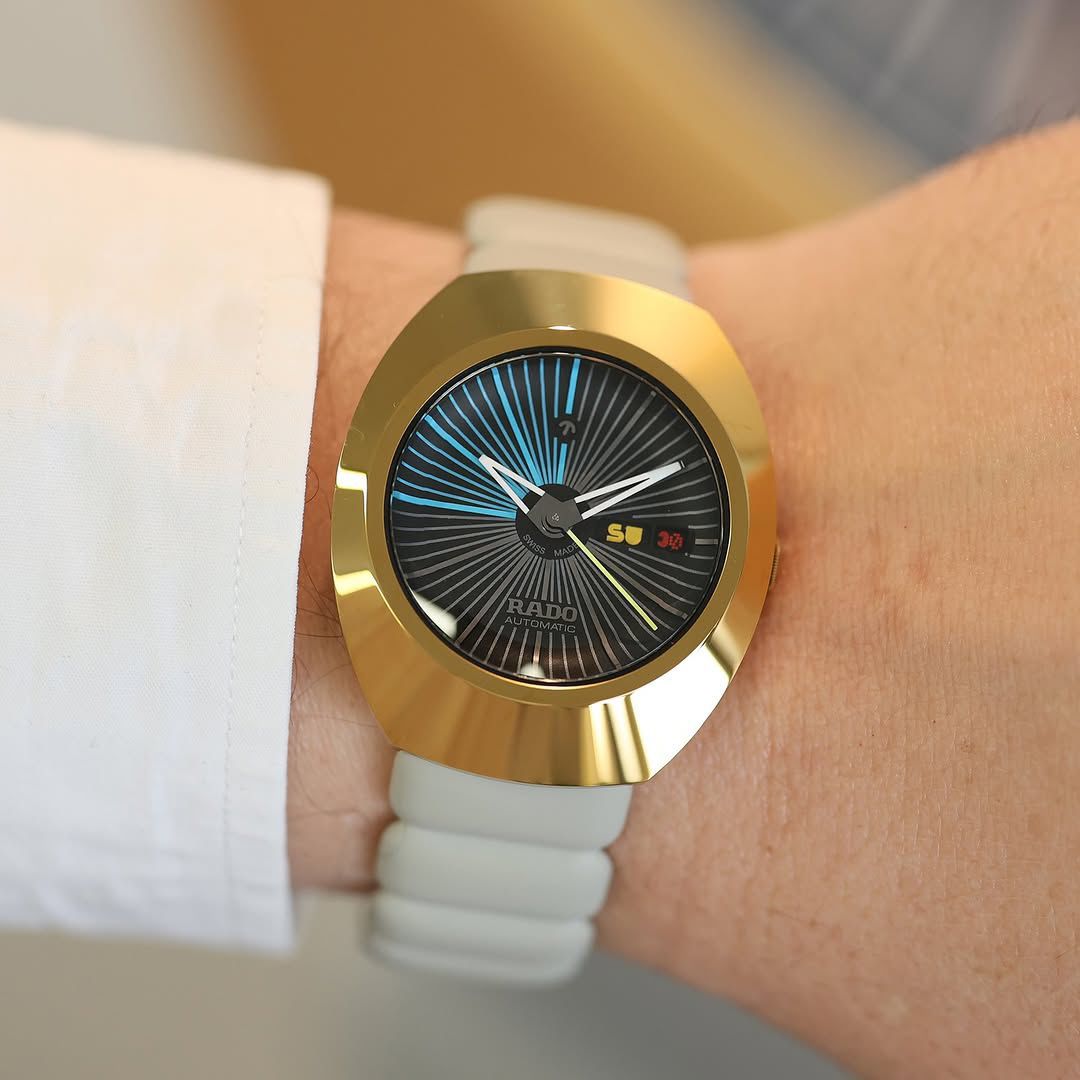 RA_O DIASTAR SPECIAL EDITION A YELLOW GOLD COLORED CERAMOS BEZEL A DISTINCTIVE PILLOW-SHAPED GRAY RUBBER STRAP